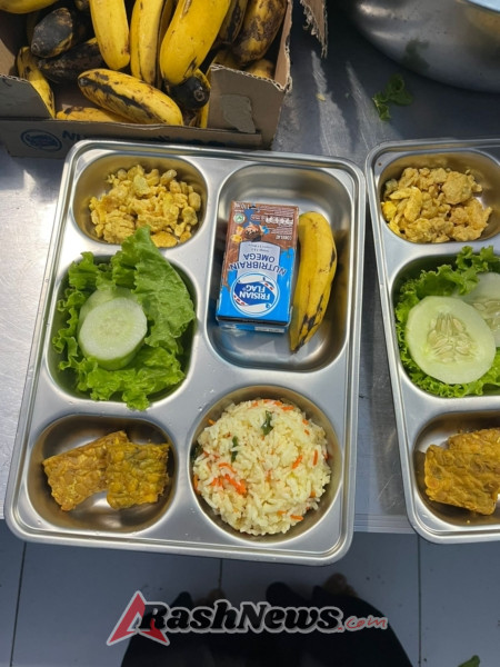 Babinsa Desa Bunga Eja Monitor Pelaksanaan Program Makan Bergizi Hari Ketiga di Kecamatan Empang