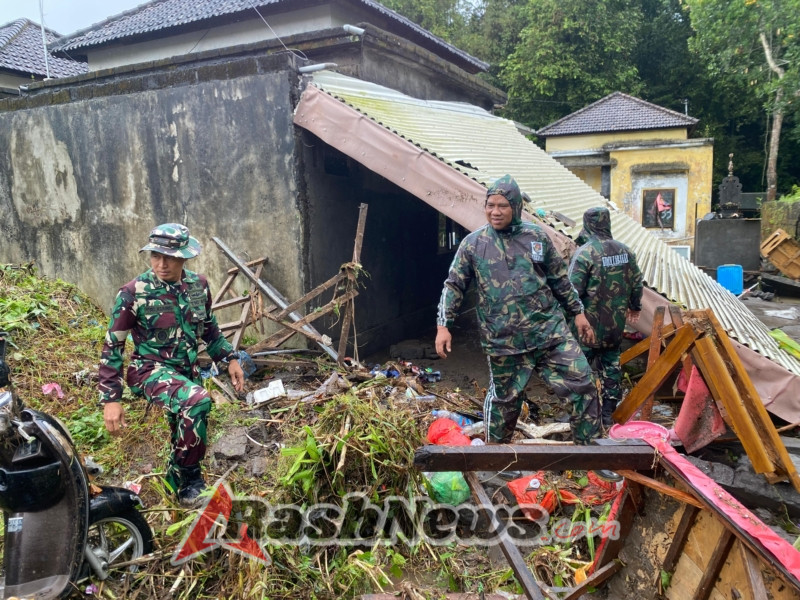 Pasca Diguyur Hujan Lebat, Dandim Tabanan Komandoi Pembersihan Lingkungan Terdampak Banjir