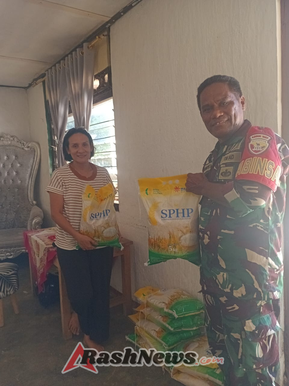 Babinsa Koramil 1627-03 Antar Langsung Beras SPHP ke Warga Busalangga