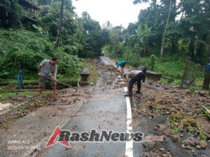 Akibat curah hujan tinggi disertai angin kencang pohon tumbang di wilayah Desa Gunung Salak