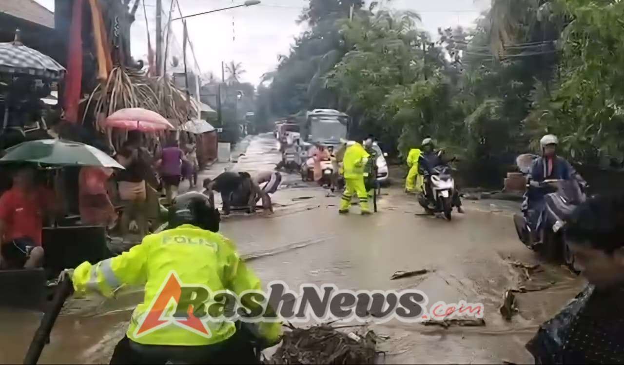 Polri Untuk Masyarakat: Polsek Manggis Tangani Bencana Alam Akibat Hujan Lebat