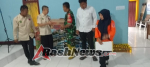 Babinsa Bersama Aparat Desa Fasilitasi Penyaluran Bantuan BPBD di Sekongkang Atas