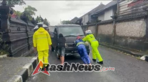 Aksi Mulia di Tengah Hujan, Anggota Satlantas Polres Badung Bantu Dorong Mobil Mogok