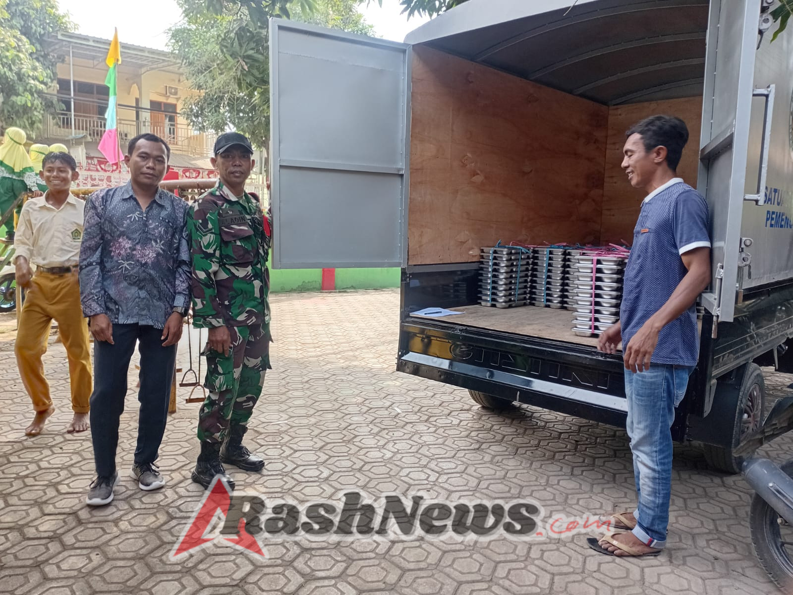 Koramil 1608-03/Sape Aktif Dampingi Pembagian Makan Bergizi Gratis