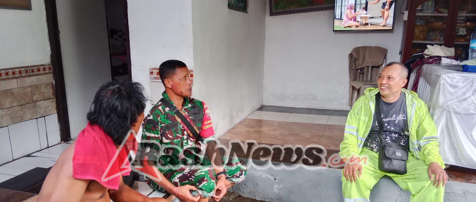 Babinsa Getakan Bersama Bhabinkamtibmas Dan BPBD Tuntas Evakuasi pohon Tumbang Didua Lokasi