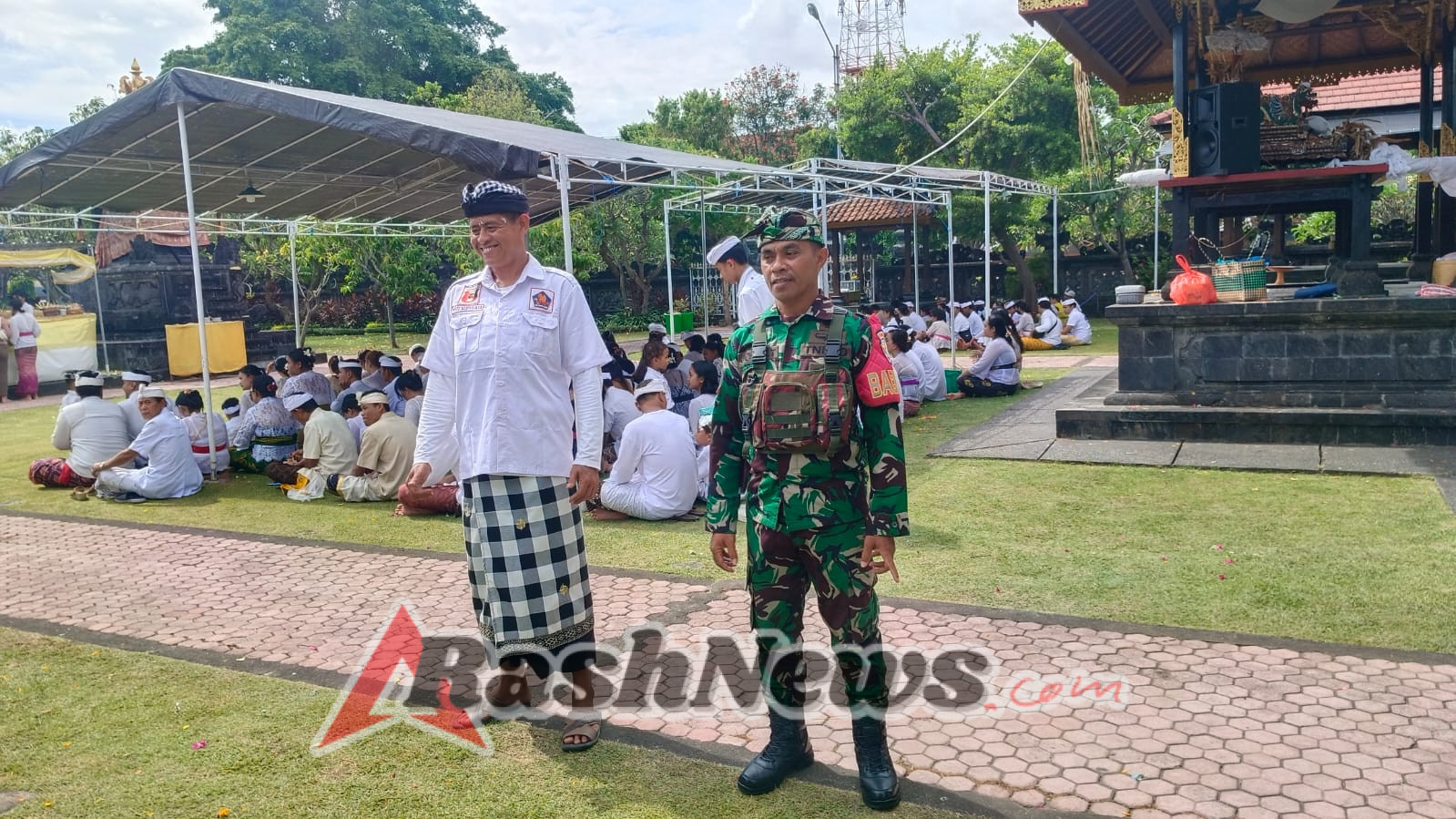 Babinsa Serka Josef Taihuttu Dampingi Umat Hindu Laksanakan Pagerwesi di Pura Jagatnatha