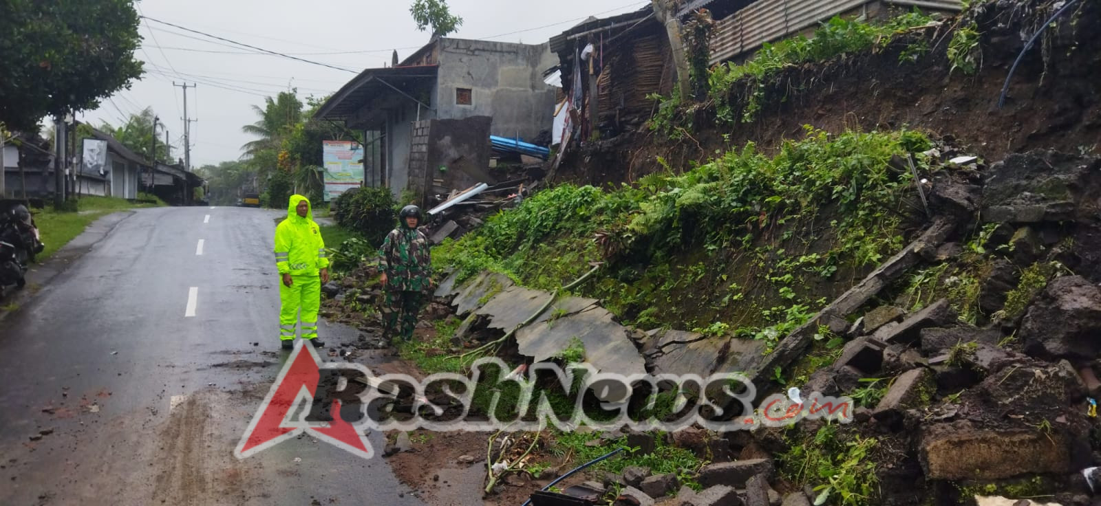 Aksi Sigap Babinsa Koramil Banjarangkan Tangani Longsor Dan Pohon Tumbang