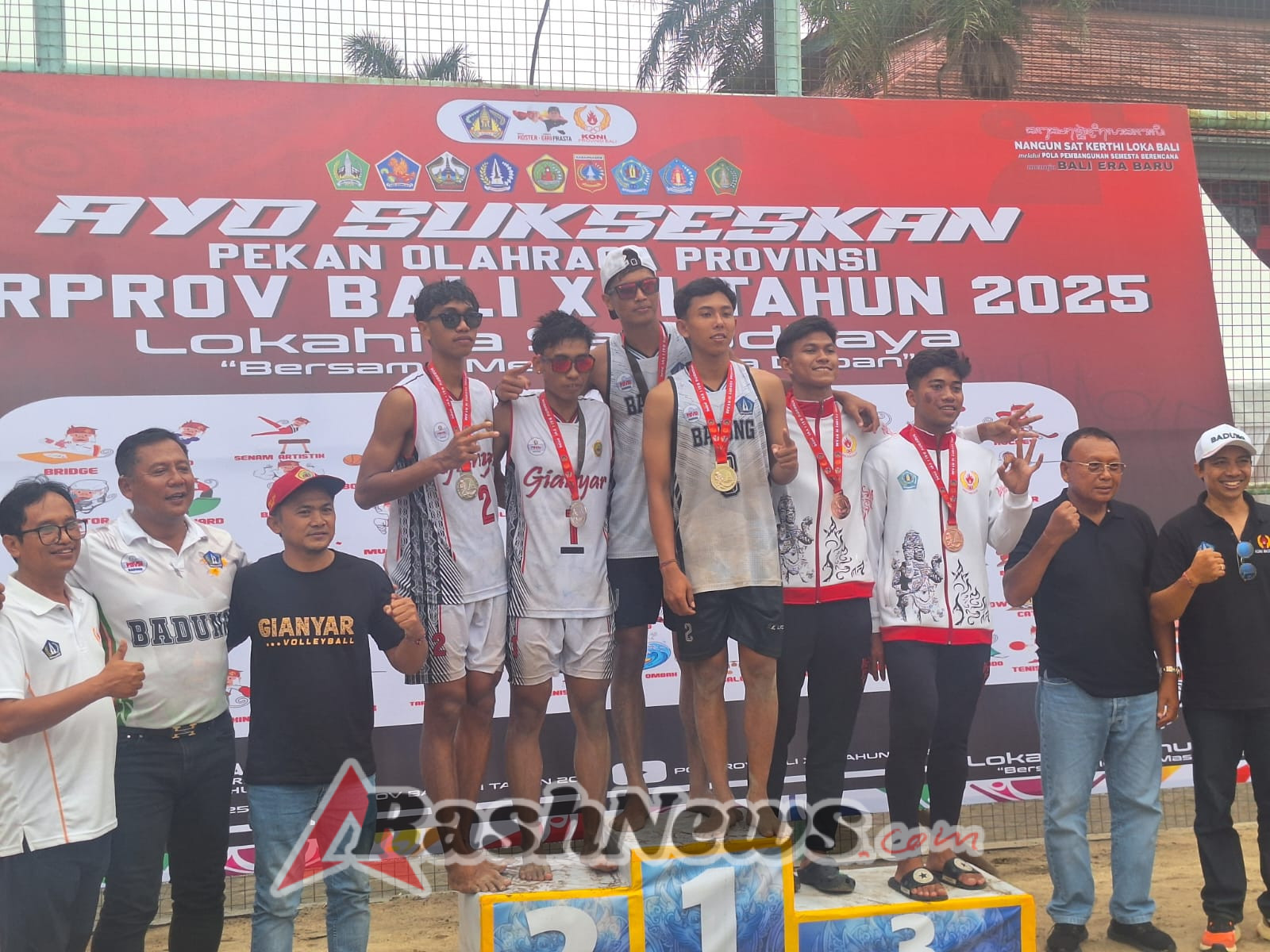 Dukung kemajuan bidang olahraga, personel Kodim 1623/Karangasem amankan kejuaraan bola voli Porprov Bali XVI tahun 2025.