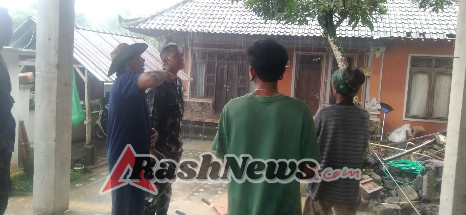 Memastikan dampak kerusakan dan kondisi para korban, Dandim 1623/Karangasem terjun langsung kelapangan tinjau lokasi tanah longsor.