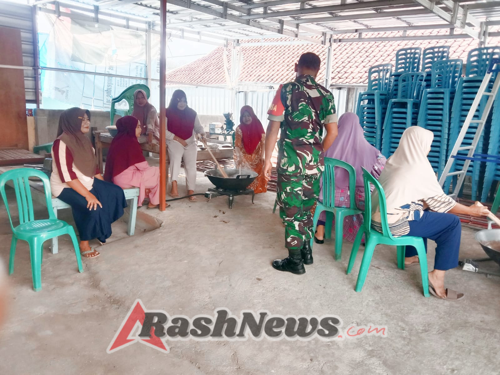 Babinsa Koramil 1628-03/Seteluk Dekatkan Diri dengan Warga Air Suning