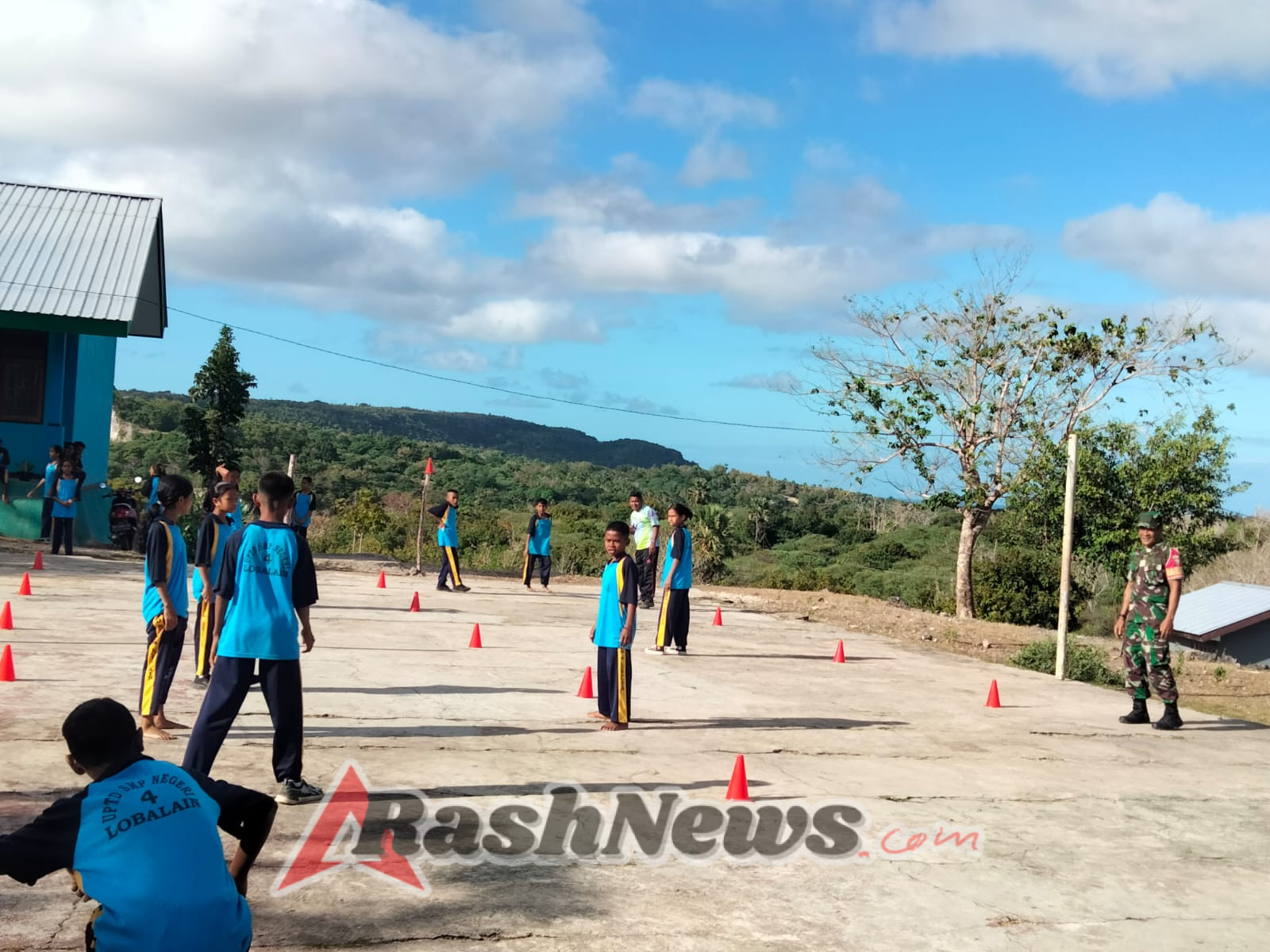 Kenalkan Galah Asin, Babinsa Baa Ajak Siswa SMPN 4 Suelain Jaga Budaya Lokal