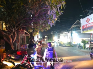 Responsif dan Peduli, Raimas Polres Badung Bantu Pengendara Ojol Saat Patroli Malam