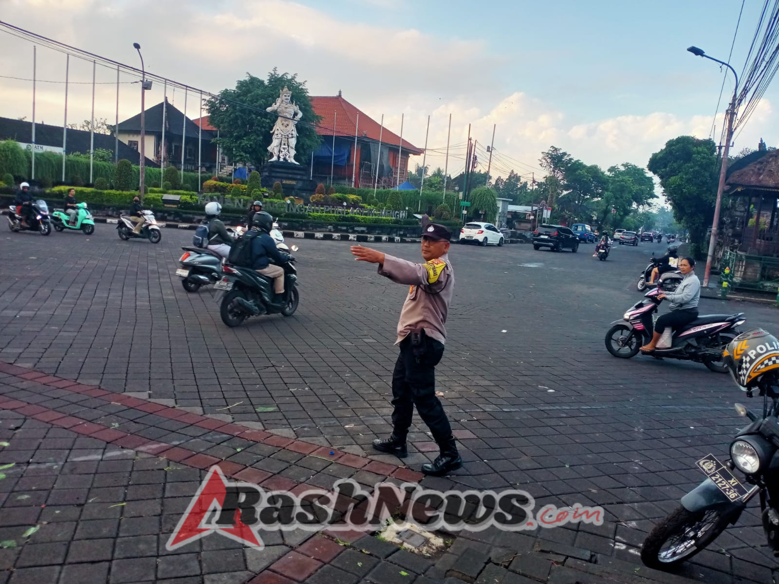 Lancarkan Arus Lalulintas Personil Polsek Mengwi Lakukan Pengaturan di Jalur Rawan Macet dan Laka