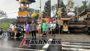 Hadir Ditengah Masyarakat Bhabin Sobangan Bersinergi Dengan Pecalang Lancarkan Giat Piodalan