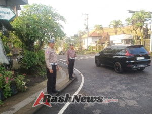 Beri Pelayanan Kepada Masyarakat, Personil Polsek Bangli Laksanakan Pengaturan Arus Lalulintas