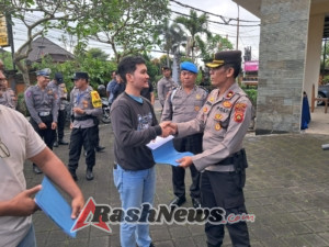 Bentuk Kepedulian dan Kebersamaan, Kapolsek Bangli Serahkan Dana Tali Asih kepada Anggota
