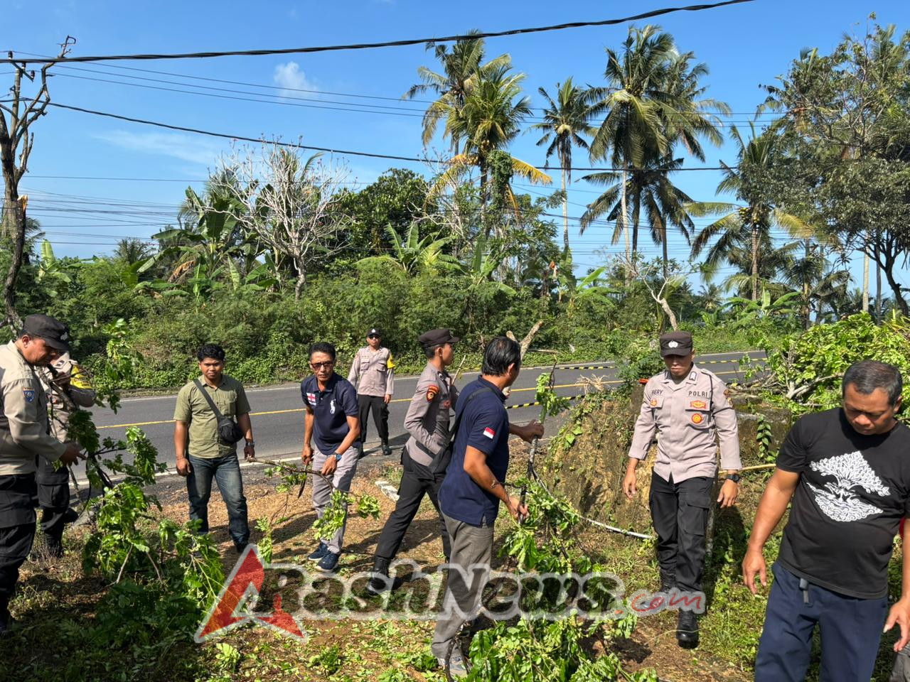 Polsek Selbar menggelar pengamanan dalam rangka penebangan pohon tumbang di Jalur Denpasar-Gilimanuk