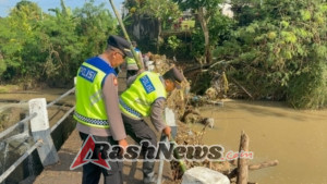 Kapolsek Kerambitan tinjau lokasi bencana alam Banjir  di jembatan penghubung Subak Penarukan dan Subak Belumbang.