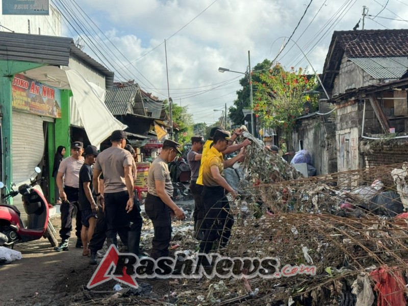 Polsek Denpasar Barat Gelar Kerja Bakti Bersih Lingkungan Pasca Banjir di Kelurahan Dauh Puri