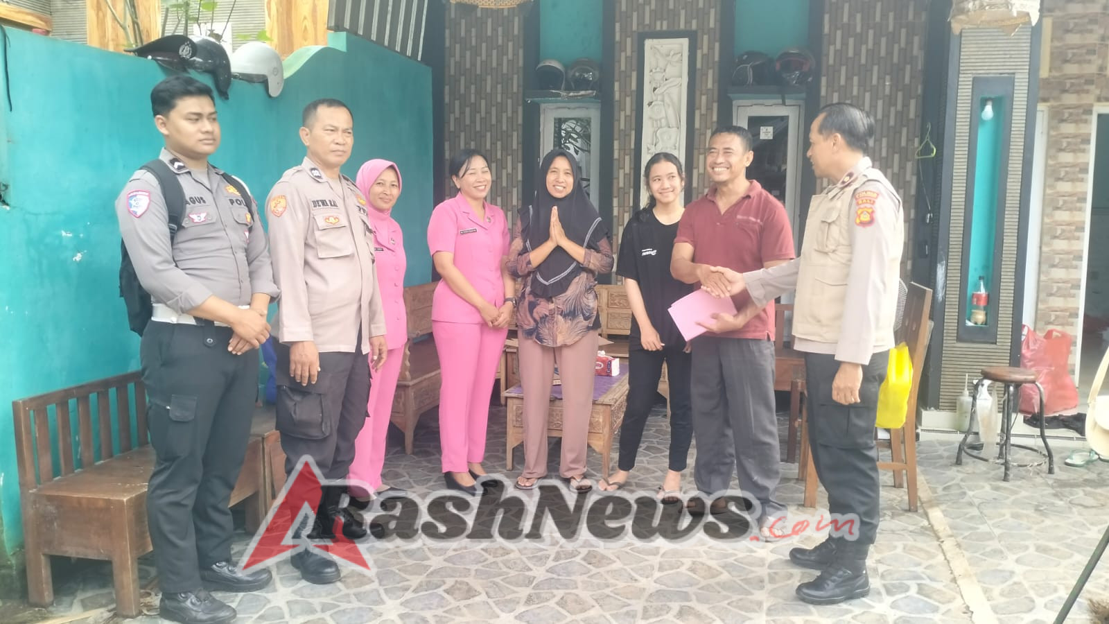 Salut! Kapolsek Selemadeg Beri Konseling dan Bantuan untuk Anggota Terdampak Bencana