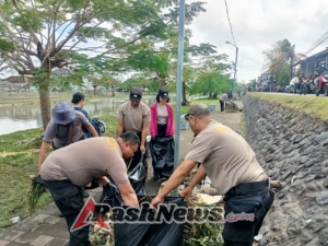 Pasca Banjir, Polsek Densel dan Warga Gelar Bersih-Bersih Bantaran Sungai Taman Pancing