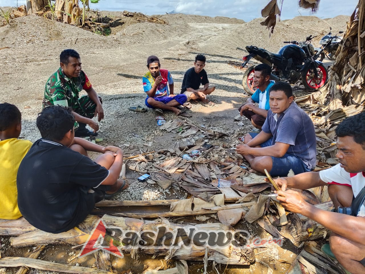 Babinsa Ende Terus Dekat dengan Rakyat Lewat Komsos dan Pemantauan Wilayah