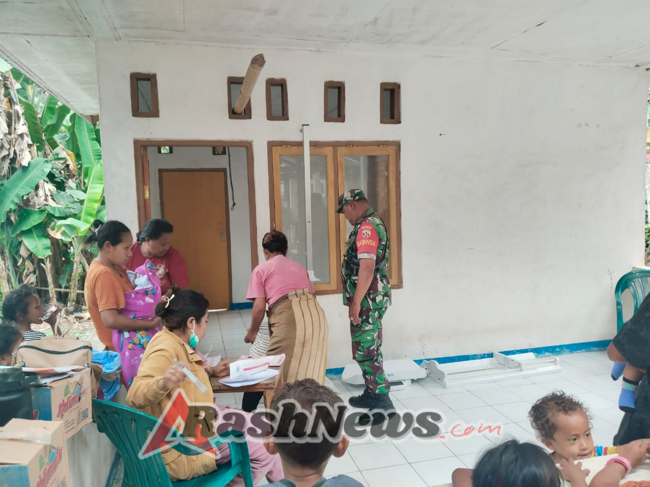 TNI Hadir di Tengah Masyarakat, Babinsa Koramil 1602-03 Monitoring Posyandu Desa Dile