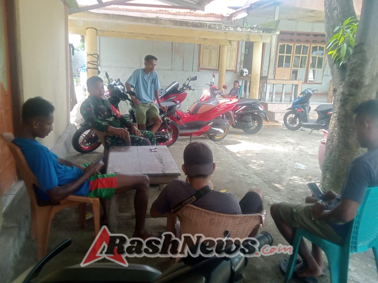 Ciptakan Rasa Aman, Babinsa Kodim 1602/Ende Aktif di Tengah Masyarakat