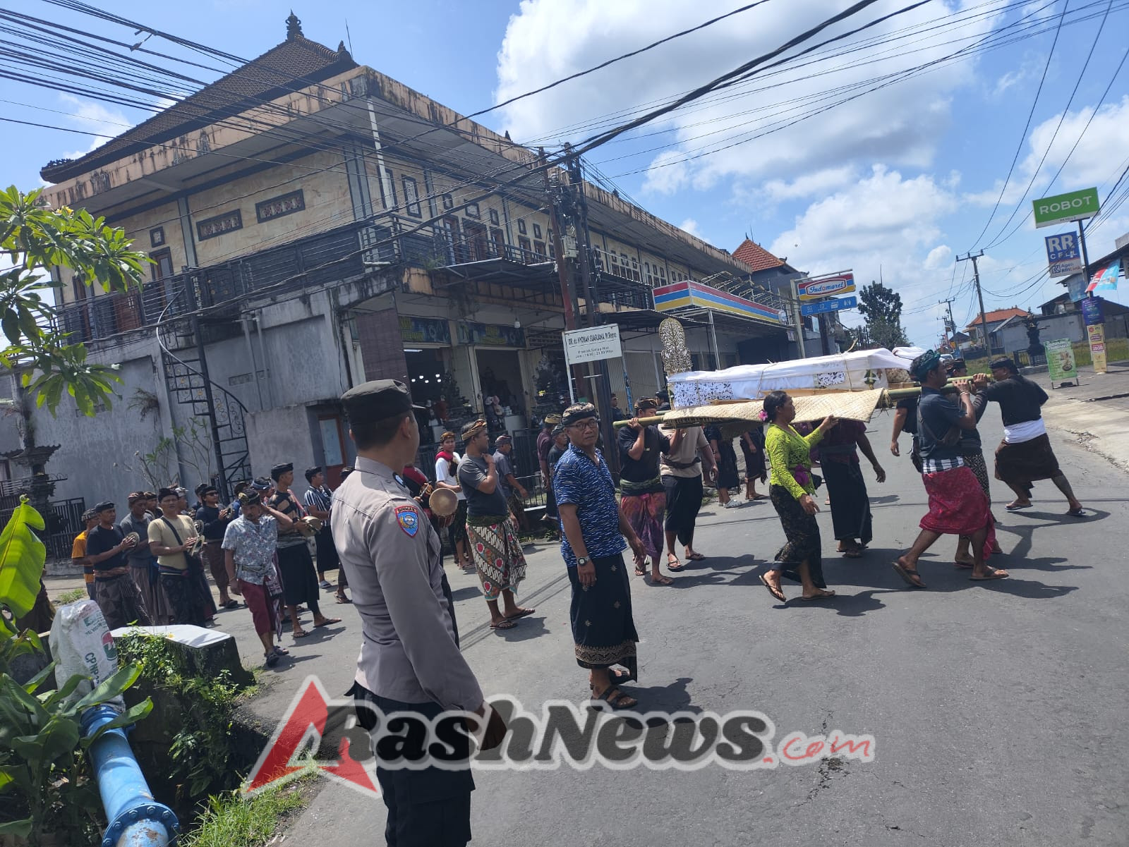 Bhabinkamtibmas Desa Kukuh Polsek Marga Pengamanan Upacara Ngaben