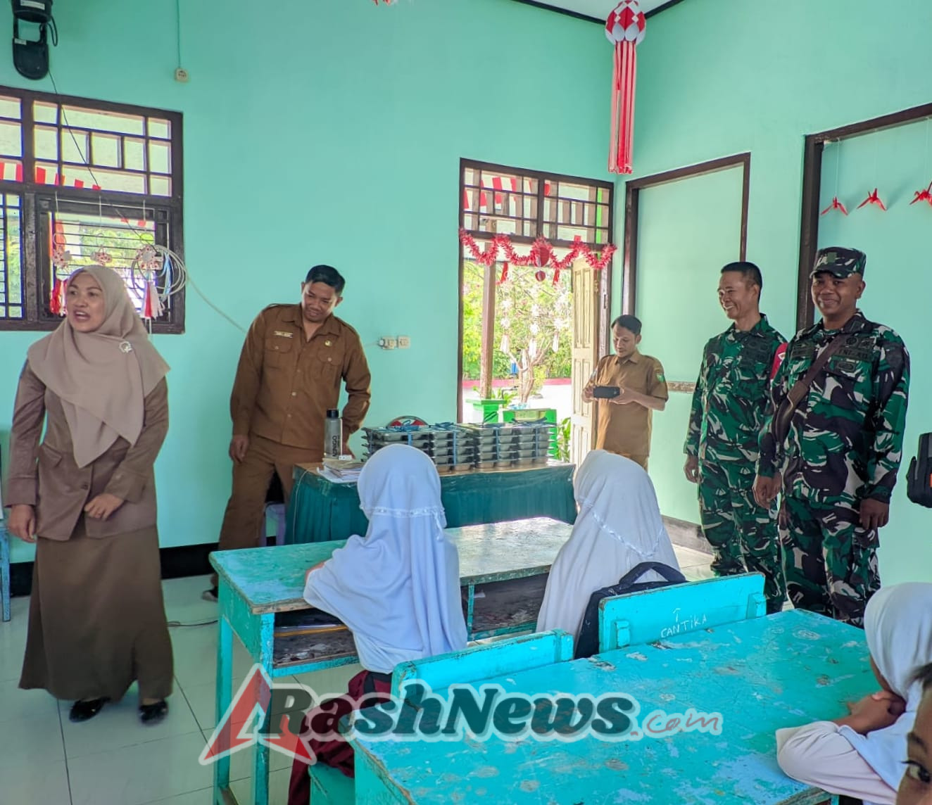 Anggota Koramil 1607-01/Sumbawa Monitor Pelaksanaan Program Makan Bergizi Hari Ke-4 di Kecamatan Unter Iwis