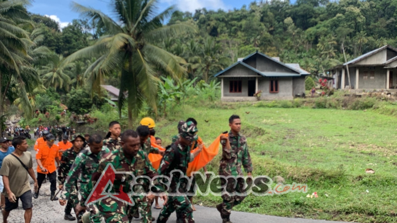Sinegritas Kerja sama Personil Yonif TP 834 / WM dengan BNPB untuk Membantu pencarian Korban bencana Banjir Desa Mauponggo