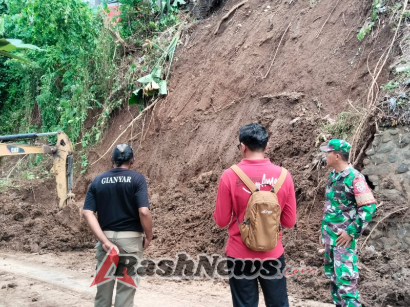 Babinsa Samplangan Dampingi Pembersihan Longsor, Pastikan Situasi Aman dan Kondusif