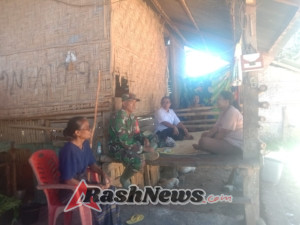 Babinsa Selalu Hadir Menjadi Sahabat Rakyat di Sumba Barat
