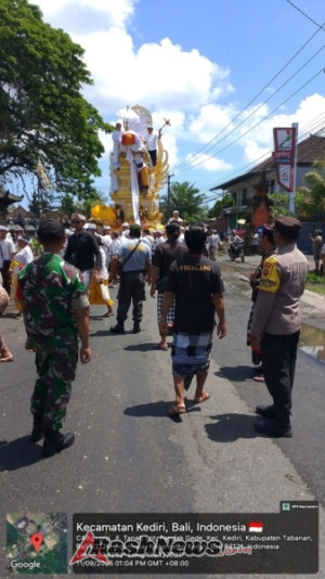 Bhabinkamtibmas Desa Pandak Gede Antensi Giat Upacara Pengabenan Ida Pedanda Gede Lanang Tambau di Griya Lanang
