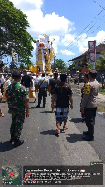 Bhabinkamtibmas Desa Pandak Gede Antensi Giat Upacara Pengabenan Ida Pedanda Gede Lanang Tambau di Griya Lanang