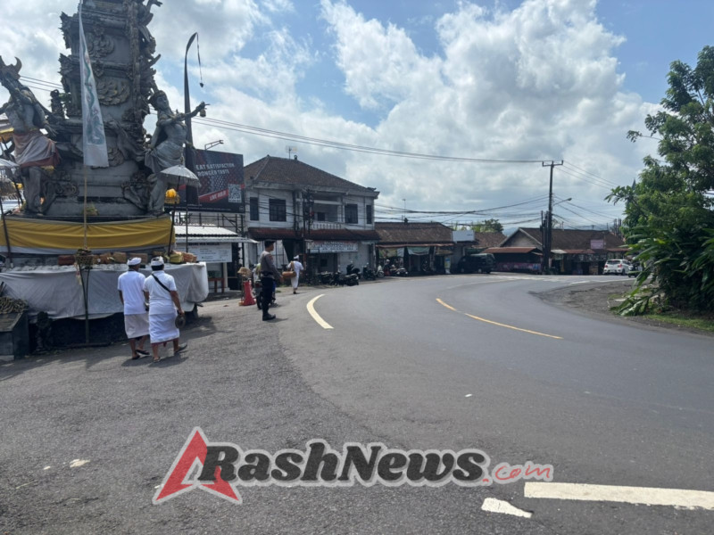 Unit Lalu Lintas Polsek Seltim Amankan Arus Lalu Lintas Saat Piodalan di Catus Pata Megati