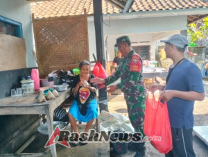 Distribusikan Logistik, Babinsa Kusamba Pastikan Warga Terdampak Banjir Sehat
