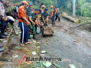 Pasca Longsor Di Bukit Asah, Dandim Klungkung Kerahkan Prajurit Gelar Kerja Bhakti