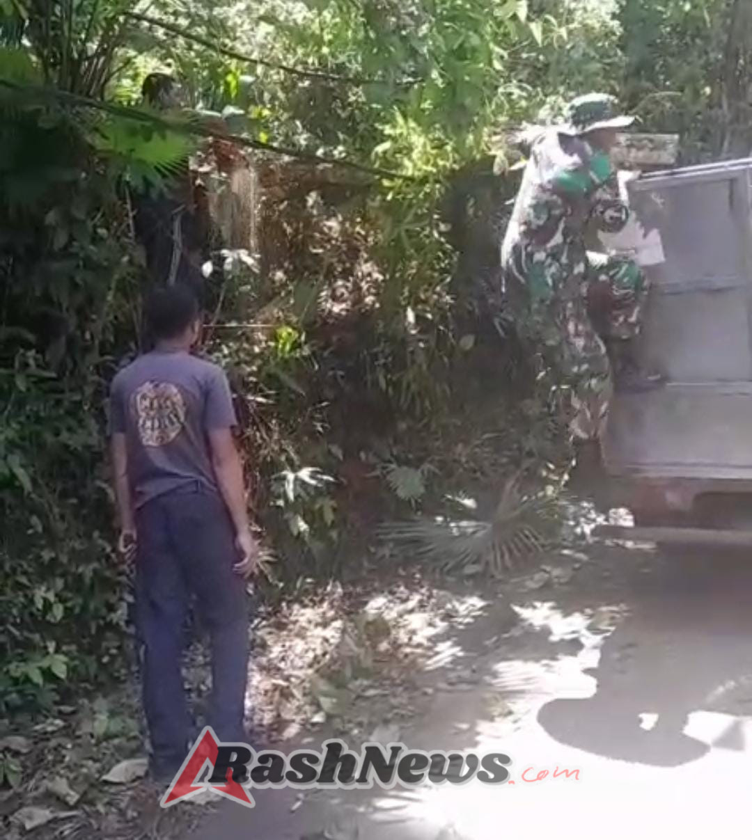 Kadus Sengguan Apresiasi Kecepatan Babinsa Dawan Kaler  Atasi Pohon Tumbang