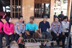 Kapolres Gianyar Serahkan Bantuan kepada Keluarga Korban Bencana di Desa Guwang