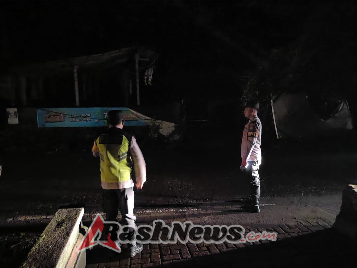 POLSEK SELAT LAKSANAKAN PATROLI BLUE LIGHT UNTUK CIPTAKAN SITUASI KONDUSIF