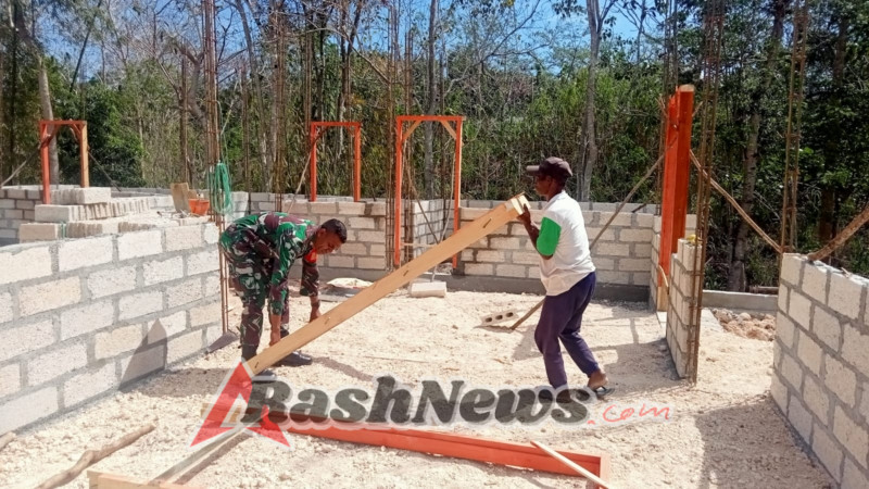 Ringankan Beban Masyarakat, Babinsa Koramil 1621/TTS ,Bantu Bangun Rumah Warga Desa Binaan