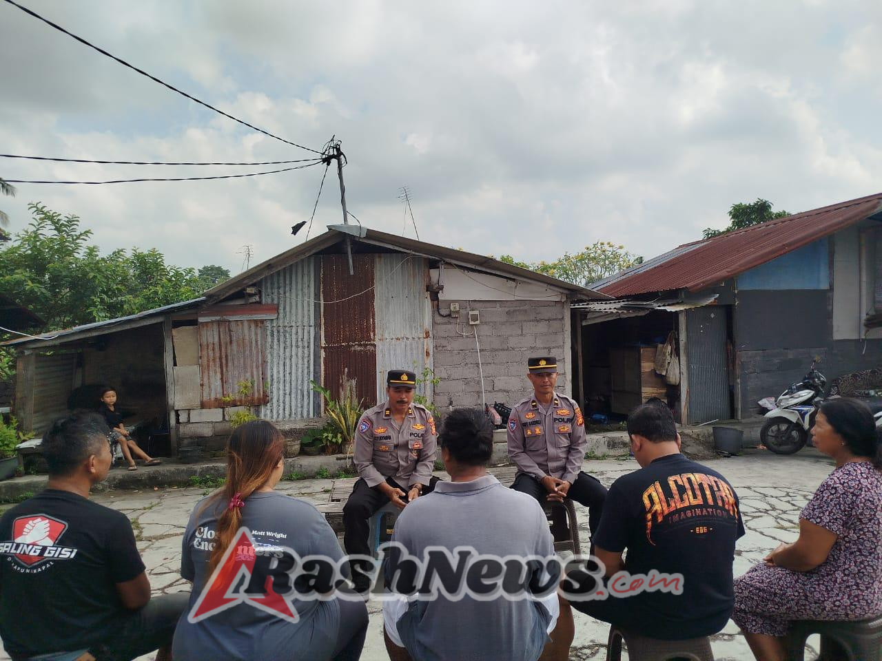 Hangat dan Akrab, Polisi dan Warga Munggu Duduk Bersama Dalam Jumat Curhat