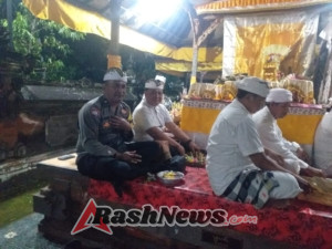 Kapolsek Seltim melaksanakan persembahyangan Pujawali di Pura Dalem Desa Adat Megati Kelod