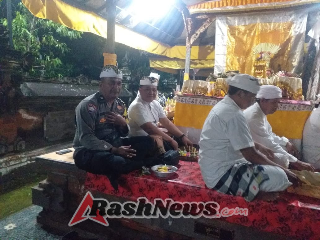 Kapolsek Seltim melaksanakan persembahyangan Pujawali di Pura Dalem Desa Adat Megati Kelod