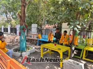 Babinsa Nefonaek Bersama Mahasiswa Magang Diskusi Kondisi Masyarakat