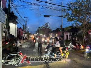 Unit Lalulintas Polsek Mengwi Laksanakan Pengaturan Lalin di Simpang Anggungan