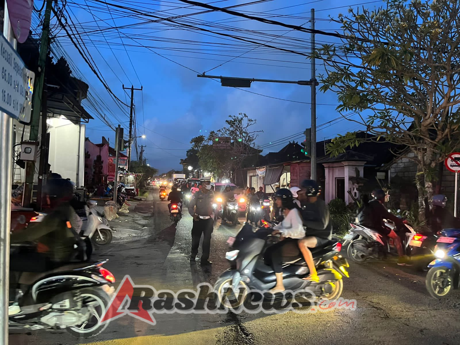 Unit Lalulintas Polsek Mengwi Laksanakan Pengaturan Lalin di Simpang Anggungan