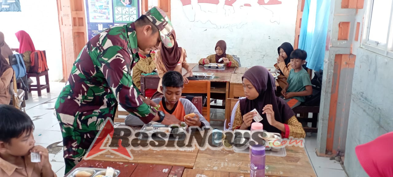 Dukung Generasi Sehat, Babinsa Dampingi Pembagian Makanan Bergizi di SD Negeri Seminar