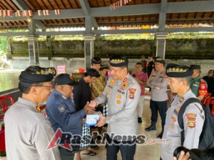 Kapolres Tabanan Gelar Jumat Curhat di Wantilan Pura Balai Agung Sembung, Serap Aspirasi dan Bagikan Bantuan Sosial